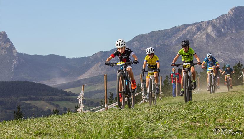 El calendario de ciclocross vasco ha retornado con más de 450 ciclistas en el Berrizko Ziklo-Kros Sari Nagusia, donde Alkimax ha colaborado como patrocinador 